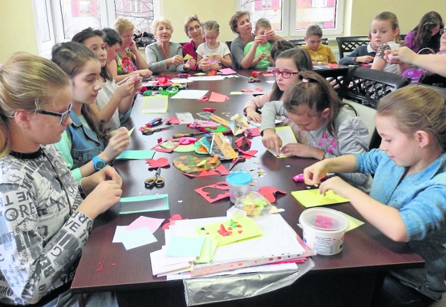 Dzieci z Szydłowca uczyły się rękodzieła podczas feryjnych zajęć w Regionalnym Centrum Biblioteczno-Multimedialnym.