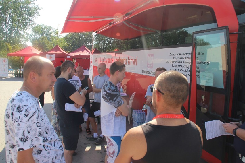 Akcja PCK Radomsko „Oddaj krew – ratuj życie” na parkingu Galerii Radomsko. ZDJĘCIA
