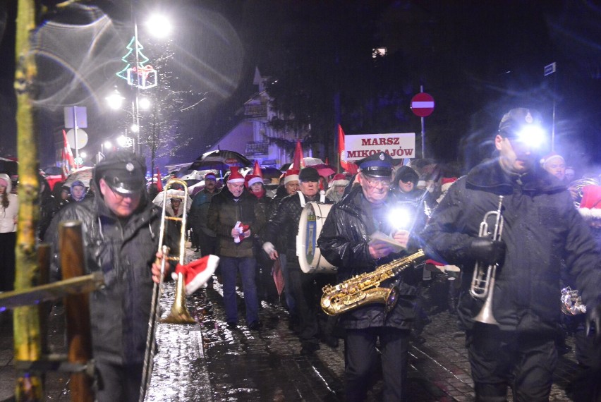 W Marszu Mikołajów w Otmuchowie, mimo niepogody, wzięły...