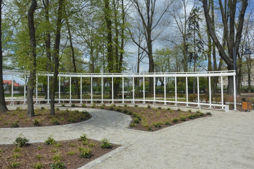 Park Świętojański w Radomsku wiosną - część odnowiona w...