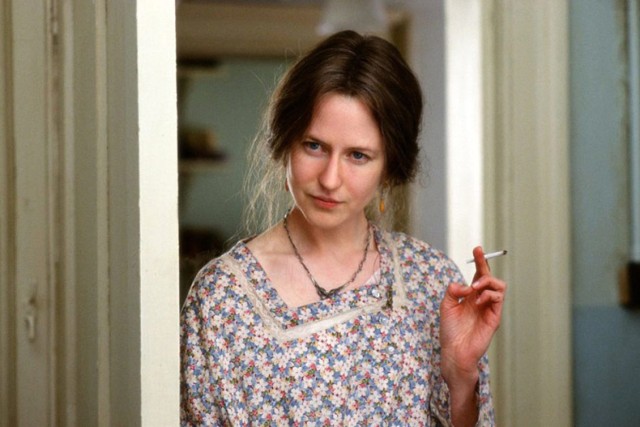 "Godziny" (2002) wyreżyserował Stephen Daldry. Świetną rolę zagrała w filmie Nicole Kidman, która wcieliła się w postać Virginii Woolf i zdobyła za nią Oscara. Na potrzeby "Godzin" aktorka dała sobie zmienić nos i kolor włosów. Nauczyła się też pisać lewą ręką.