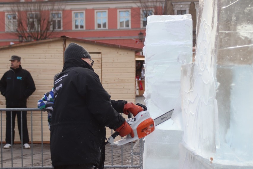Pokaz rzeźbienia w lodzie na gnieźnieńskim rynku