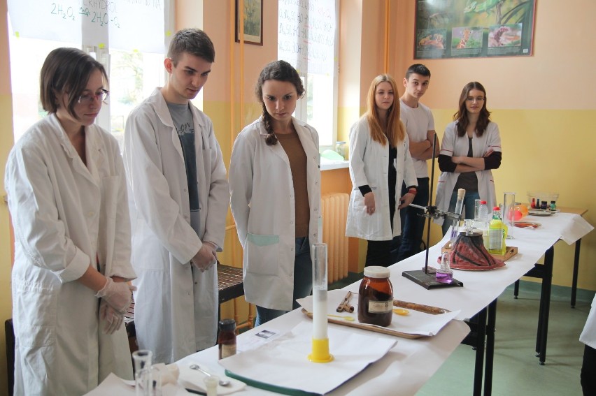 Młodzi chemicy i fizycy wzięli udział w Powiatowych Konkursach przeznaczonych dla gimnazjów