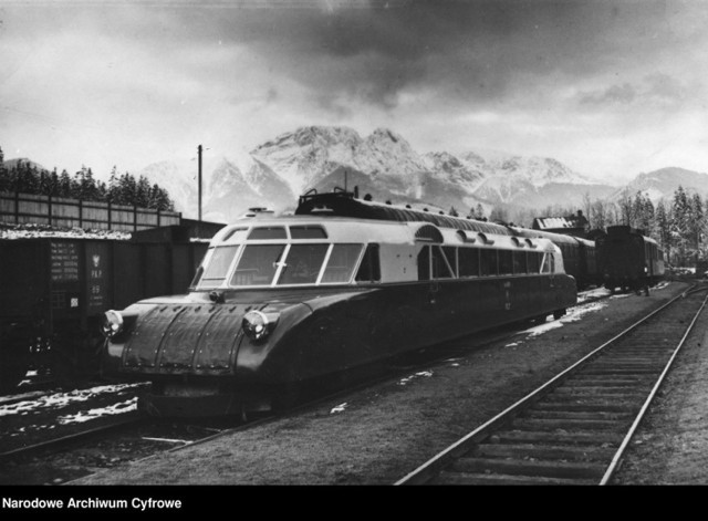 "Torpeda podhalańska" na dworcu kolejowym w Zakopanem. W tle widoczny Giewont, 1936 r.