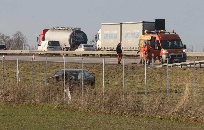 Wypadek na autostradzie A4 przed Mikołajowicami
