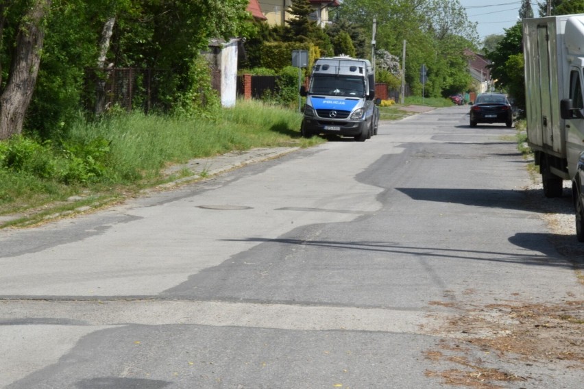 Mieszkańcy ulicy Miłej w Kielcach wzięli sprawy w swoje ręce! Załatali dziurę w drodze... betonem 