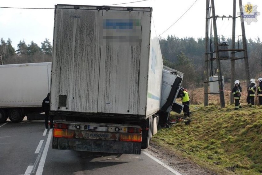 Gmina Człuchów. Dwie ciężarówki zderzyły się w Wierzchowie. Jeden z kierowców chciał ominąć pieszą