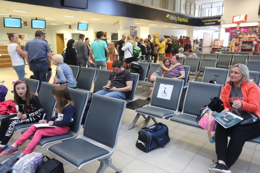W tym czasie na lotnisku w Łodzi oczekiwało 189 pasażerów,...