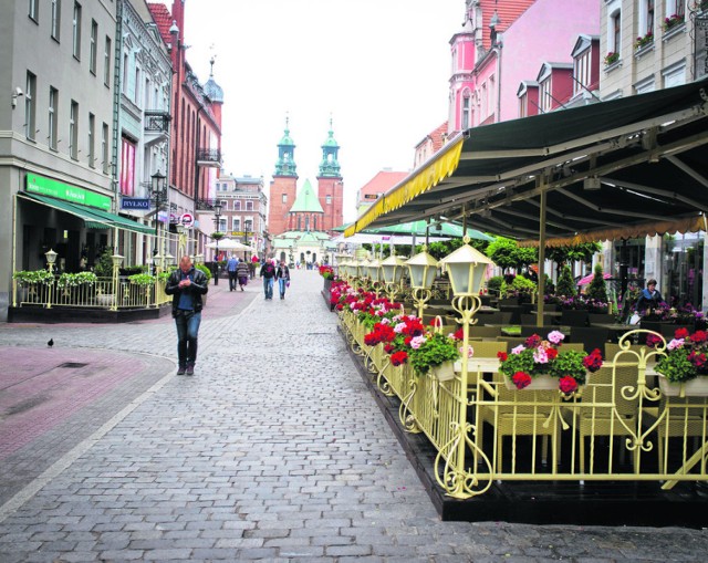 Czym byłoby nasze miasto, gdyby nie kawiarniane i restauracyjne ogródki przystrojone barwnymi kwiatami, które mieszczą się wzdłuż ulicy Chrobrego?To tam w porze letniej kwitnie życie towarzyskie gnieźnian i turystów. Dobrze, że jest takie miejsce w Gnieźnie, gdzie można usiąść na świeżym powietrzu, oraz wypić kawę, czy zjeść dobry obiad.