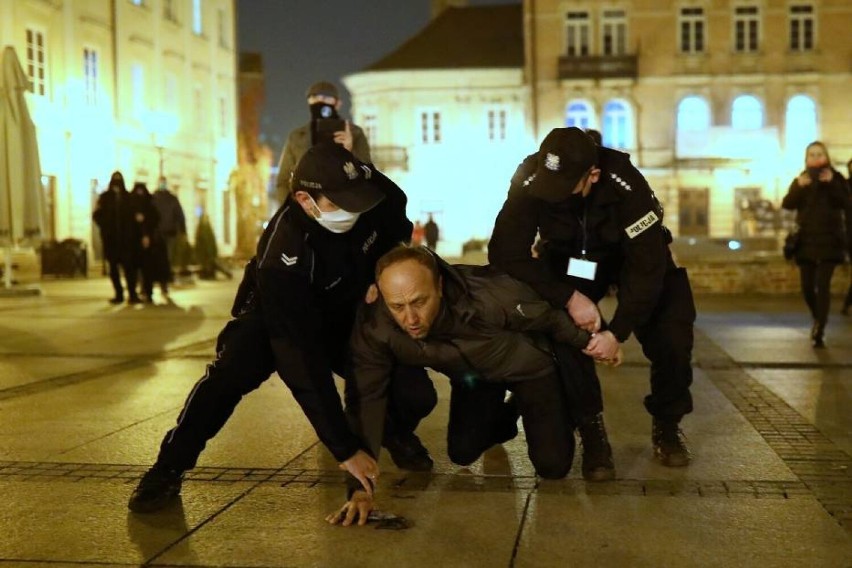 Legitymowanie przez policję na rynku w Piotrkowie,...