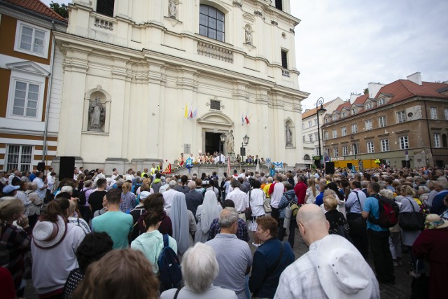 308 Warszawska Pielgrzymka Piesza do Częstochowy. Pielgrzymi idą na Jasną Górę