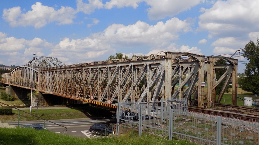 Obecny most kolejowy w centrum Przemyśla.