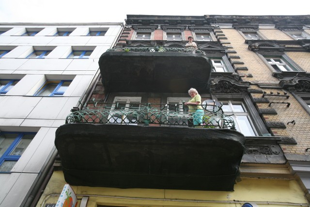 Kiedyś te balkony wyglądały pięknie - wprost tonęły w kwiatach - wspominają lokatorzy