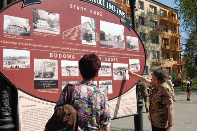 Przed dawną bramą obozu jest pamiątkowy obelisk i tablica informująca o gości o hitlerowskim obozie w Potulicach