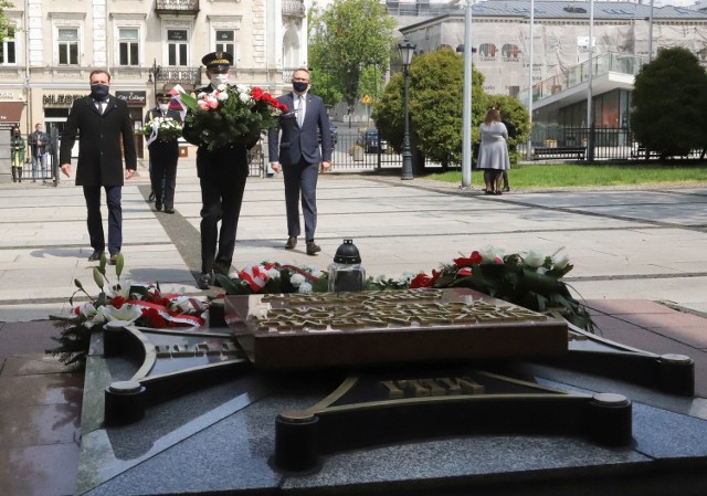 Niezwykle skromne były w tym roku obchody rocznicy uchwalenia  Konstytucji 3 Maja. W Radomiu prezydent miasta Radosław Witkowski złożył kwiaty na Płycie Grobu Nieznanego Żołnierza przed kościołem garnizonowym.

„Dziś świętujemy 229. rocznicę uchwalenia Konstytucji 3 Maja, pierwszej nowoczesnej Konstytucji w Europie i drugiej na świecie. Dzięki niej Polska stanęła w awangardzie państw najbardziej postępowych i demokratycznych. W związku z epidemią koronawirusa tegoroczne uroczystości wyglądały zupełnie inaczej niż w poprzednich latach. Jednak pamięć o tym ważnym w naszej historii wydarzeniu jest żywa. Konstytucja 3 Maja zawsze była traktowana jako narodowa świętość. Składamy należny hołd twórcom konstytucji, reformatorom Rzeczypospolitej oraz wszystkim tym, którzy na przestrzeni dziejów stawali w obronie wartości zawartych w Konstytucji 3 Maja i wcielali w życie jej przesłanie” - napisał na Facebooku prezydent miasta Radosław Witkowski.

Kwiaty na Płycie Grobu Nieznanego Żołnierza złożyli też - z  zachowaniem wszelkich przepisów epidemiologicznych - przedstawiciele różnych instytucji. Mszę Świętą w intencji ojczyzny odprawił w kościele garnizonowych biskup ordynariusz radomski Henryk Tomasik. 

Odświętny nastrój w Radomiu podkreślały jedynie wywieszone flagi oraz biało- czerwona iluminacja gmachu Urzędu Miejskiego. 

ZOBACZ KOLEJNE ZDJĘCIA >>>