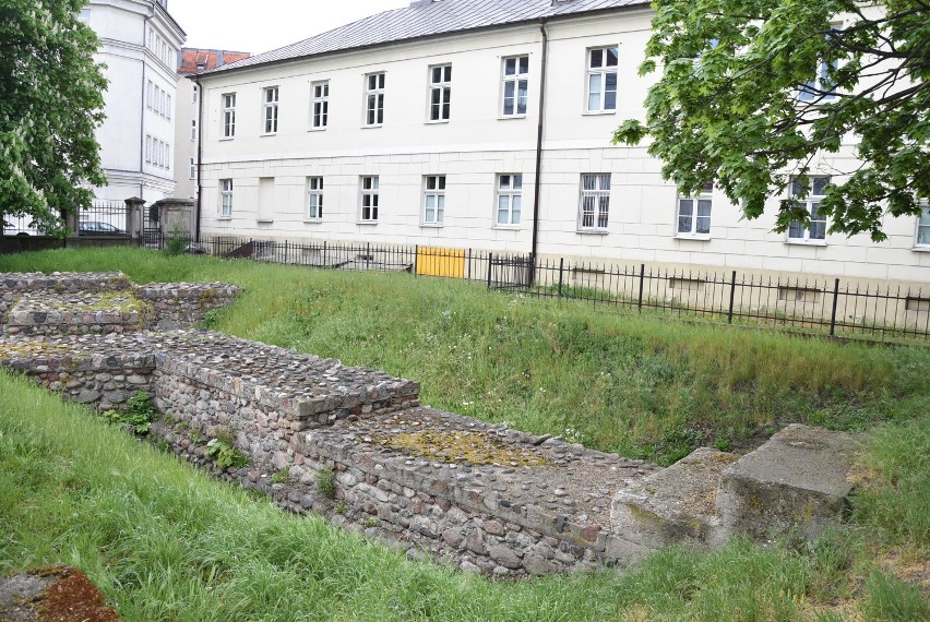 Średniowieczne mury miasta - jedne z najcenniejszych zabytków Kalisza. ZDJĘCIA