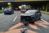 Wypadek na autostradzie A4 koło Tarnowa. Do szpitala trafiła kobieta ranna po zderzeniu dwóch pojazdów ciężarowych i samochodu osobowego