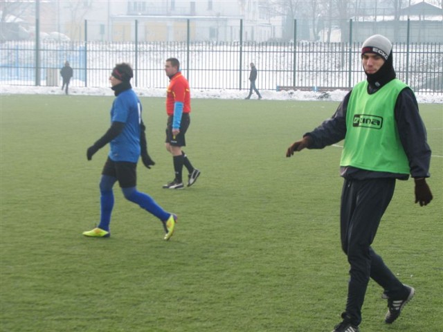 Bartosz Śmigiel (z prawej), najpierw idealnie zagrał do Rafała Lisoty, a ten zdobył gola na 4:1. Po chwili Lisota asystował przy bramce Śmigla. Obaj jesienią grali w Mieni.