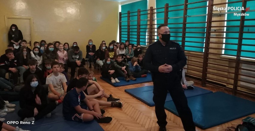 Myszkowscy policjanci rozmawiają z uczniami  o bezpieczeństwie
