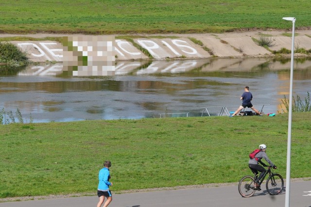 Nad Wartą pojawił się wulgarny napis obrażający Prawo i Sprawiedliwość