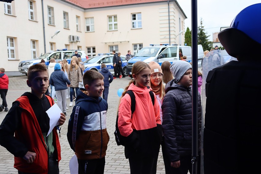 Dzień otwarty u bytowskich policjantów! Młodsi i starsi uczniowie zapoznali się z ich pracą i zdobyli cenną wiedzę o bezpieczeństwie