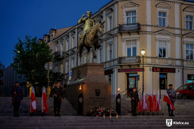 Uroczystości upamiętniające rocznicę śmierci Józefa Piłsudskiego odbyły się na Placu Wolności w Kielcach. Więcej na kolejnych zdjęciach