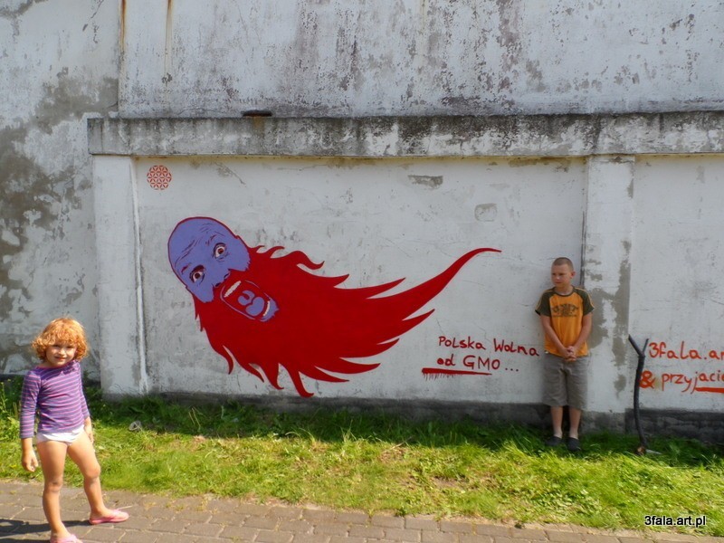Kuźnica: na murach pojawiły się graffiti, które prostestują przeciwko GMO