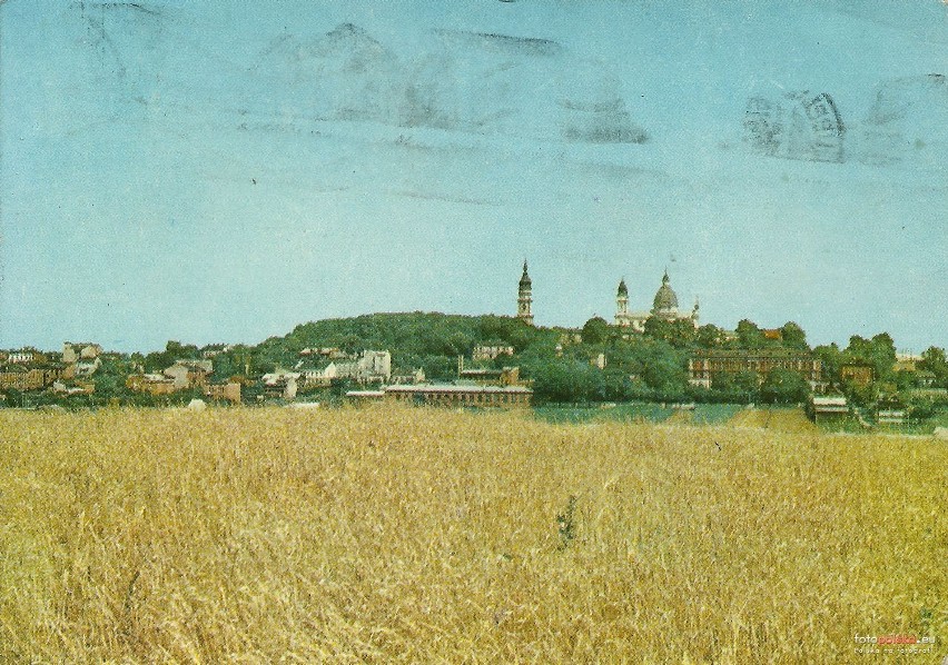 Panorama Górki Katedralnej od strony południowej. Tereny rolne na Bazylanach tuż przed rozpoczęciem budowy Osiedla XXX-lecia.