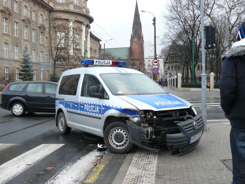 Poznań: Kolizja z radiowozem policyjnym w centrum miasta [ZDJĘCIA]