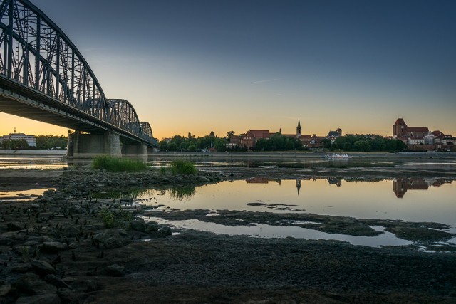 Jednym z najpopularniejszych miejsc w Toruniu jest punkt widokowy na lewobrzeżu. Codziennie tłumy torunian i turystów wybierają się tam by podziwiać piękną panoramę naszego miasta. Zobaczcie zdjęcia z przedwczorajszego (06.06) spaceru w tych okolicach.

Widokówka z Torunia. Zachód słońca nad Wisłą [ZDJĘCIA]