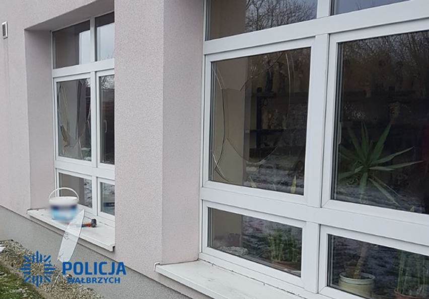 Mężczyzna uszkodził w Wałbrzychu drzwi okna - może posiedzieć 5 lat