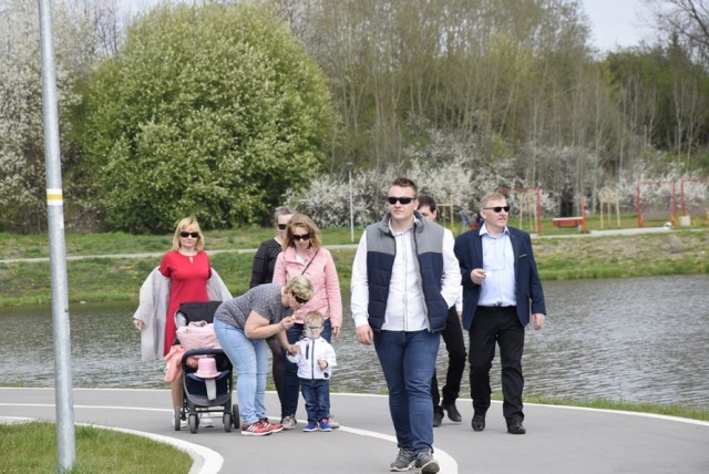 Część skierniewiczan odeszła od świątecznych stołów i odpoczywała nad zalewem Zadębie, zażywając ruchu i świeżego powietrza. Niektórzy biesiadowali. Pogoda dopisała w tegoroczne święta.