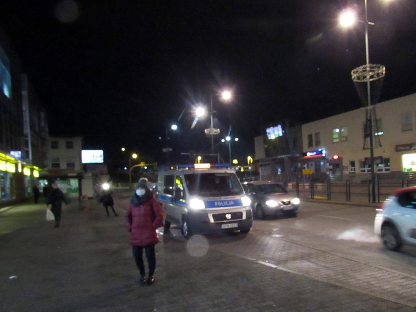 Protest kobiet w Stargardzie. Marsz po centrum. Zabawa w kotka i myszkę z policją. Szczecińska żandarmeria wojskowa pod biurem PiS