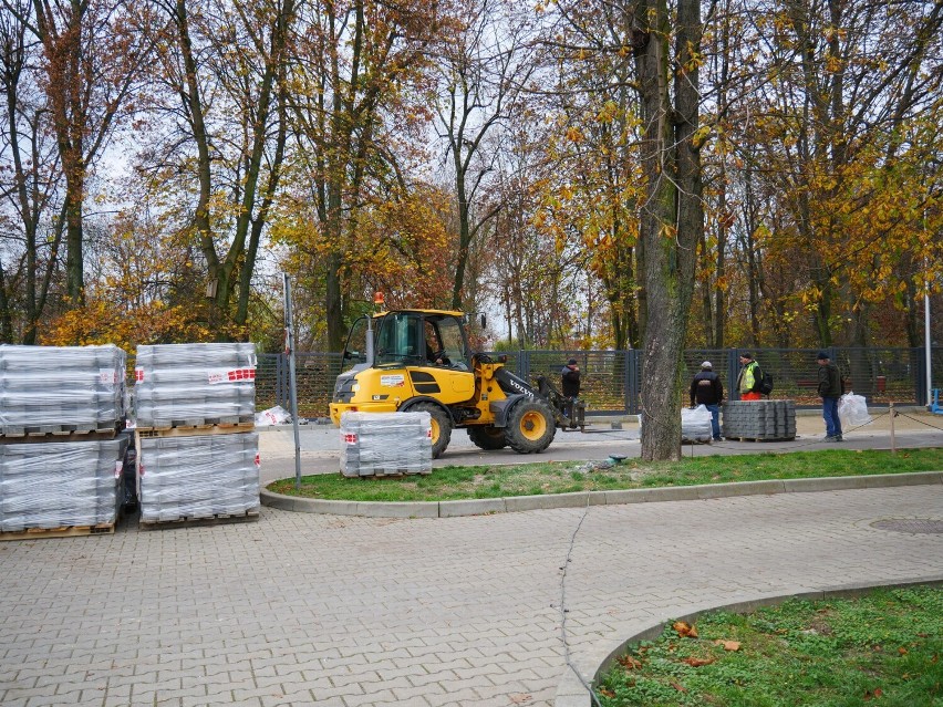 Trwa remont parkingu między MDK a Parkiem Świętojańskim w Radomsku
