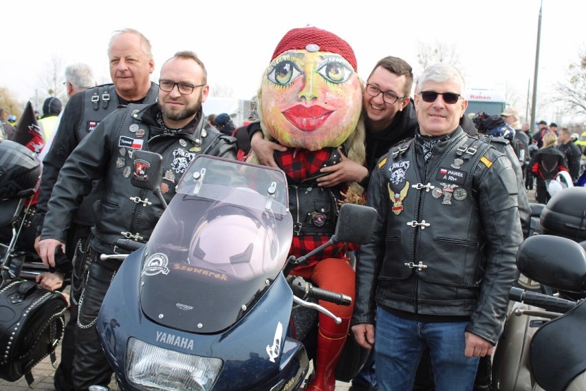 Motocykliści z Konina pożegnali zimę i powitali wiosnę. Marzanna skończyła w odmętach jeziora w Ślesinie [ZDJĘCIA]