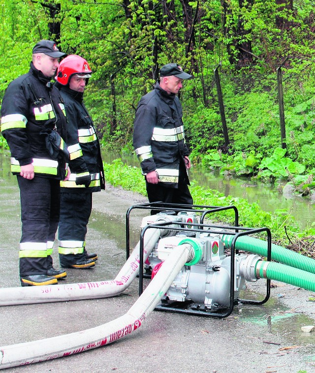 Strażacy wypompowywali wodę z drogi na Tatarach