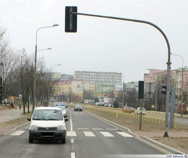 13 marca, tuż przed godziną 12:00 dyżurny Komendy Miejskiej Policji w Łomży powiadomiony został o potrąceniu mężczyzny na Alei Piłsudskiego. Na miejsce natychmiast pojechał policyjny patrol. 


Tirem staranował sygnalizator i barierki [zdjęcia]