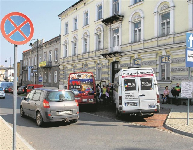 Nic bardziej nie zdenerwuje kierowcy niż zajęte "jego" miejsce postojowe. W tymczasowej zatoce dla podmiejskich busów przy Dąbrowskiego to norma.