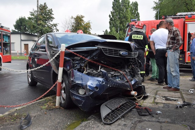 Dwa samochody zderzyły się na skrzyżowaniu ulic Złotej i Długosza w Kaliszu. Na miejscu działała policja, straż pożarna oraz pogotowie ratunkowe. Na szczęście nikt nie odniósł poważniejszych obrażeń. 

Zobacz więcej: Zderzenie dwóch aut na ulicy Złotej [FOTO]


------------------------------
Zobacz też: Wypadek na Lechickiej w Poznaniu
