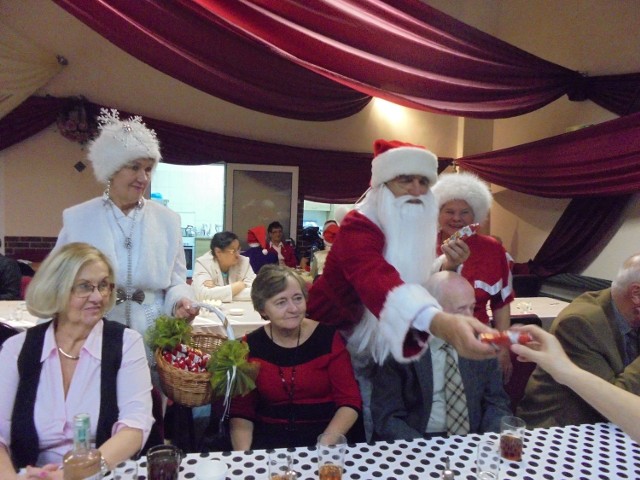 Mikołajki w Klubie Seniora Ustronie odbyły się w środę 2 grudnia. Były prezenty i wesoła zabawa.