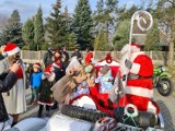 Święty Mikołaj odwiedził gminę Pińczów. Wraz z motocyklistami wręczał dzieciom prezenty (ZDJĘCIA)
