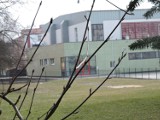 Nowa hala przy I LO w Bielsku Podlaskim miała być chlubą miasta, a cieszy tylko szkołę