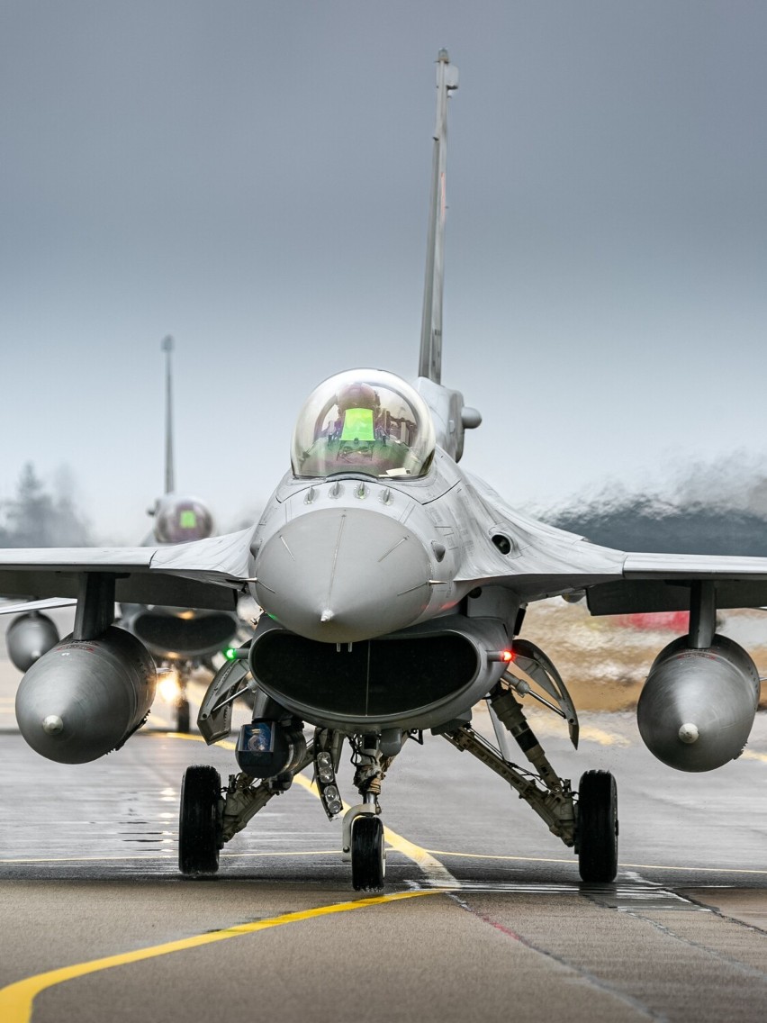 Polskie F16 z 32 BLT w Łasku na misji Baltic Air Policing na...