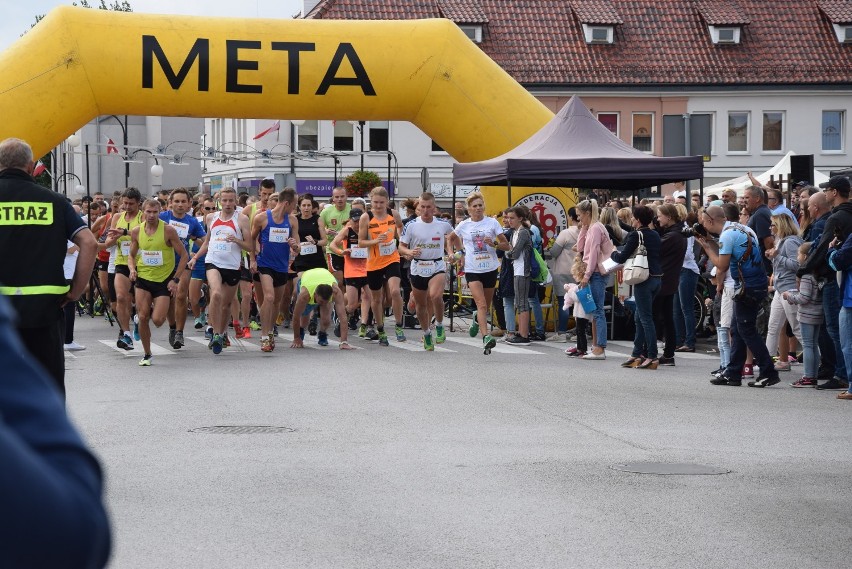 Bieg Pokoju w Wieluniu: Kilkuset zawodników wzięło udział w biegu głównym na dystansie 10 km[ZDJĘCIA]