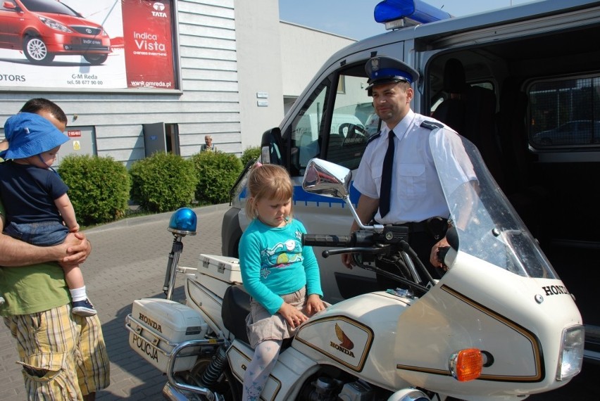 W Wejherowie policjanci w Dniu Dziecka rozdawali odblaski [zdjęcia]