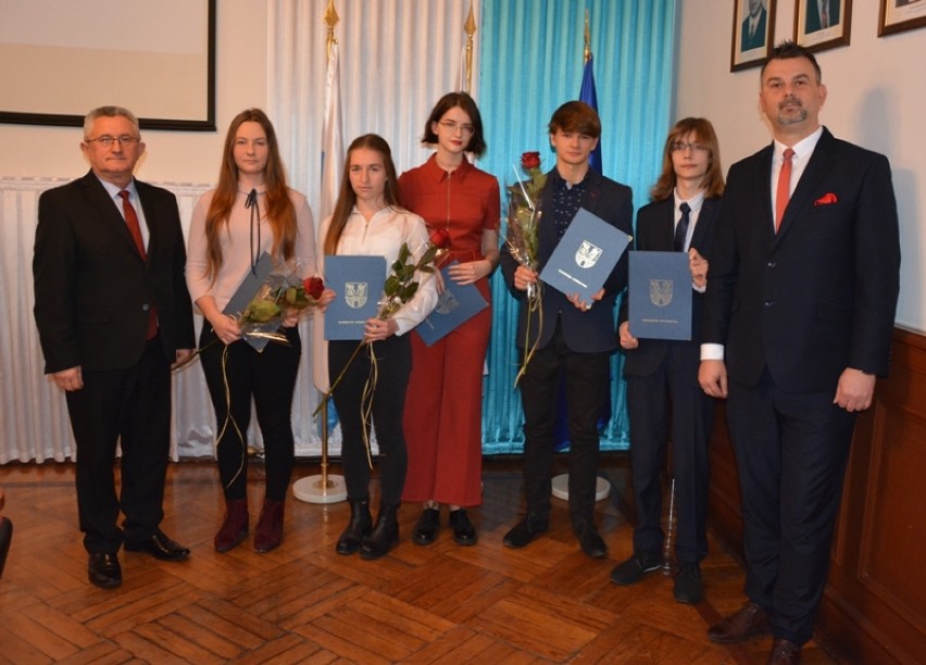 Burmistrz Strzegomia przyznał stypendia za wybitne osiągnięcia dla uczniów i studentów (ZDJĘCIA)