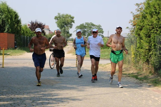 Tegoroczny dwumaraton zaplanowano (bez względu na pogodę) na sobotę, 23 bm. Od  razu uspokajamy. Nie chodzi o rekordy na trasie liczącej 84 km. To impreza o charakterze rekreacyjnym.