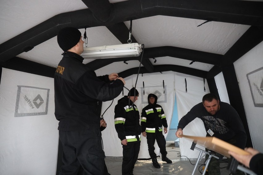 Przy szpitalu w Legnicy strażacy rozstawili namiot polowy.