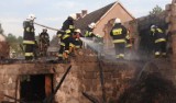 Pożar poddasza domu w Karniowicach. Groźba wybuchu gazu