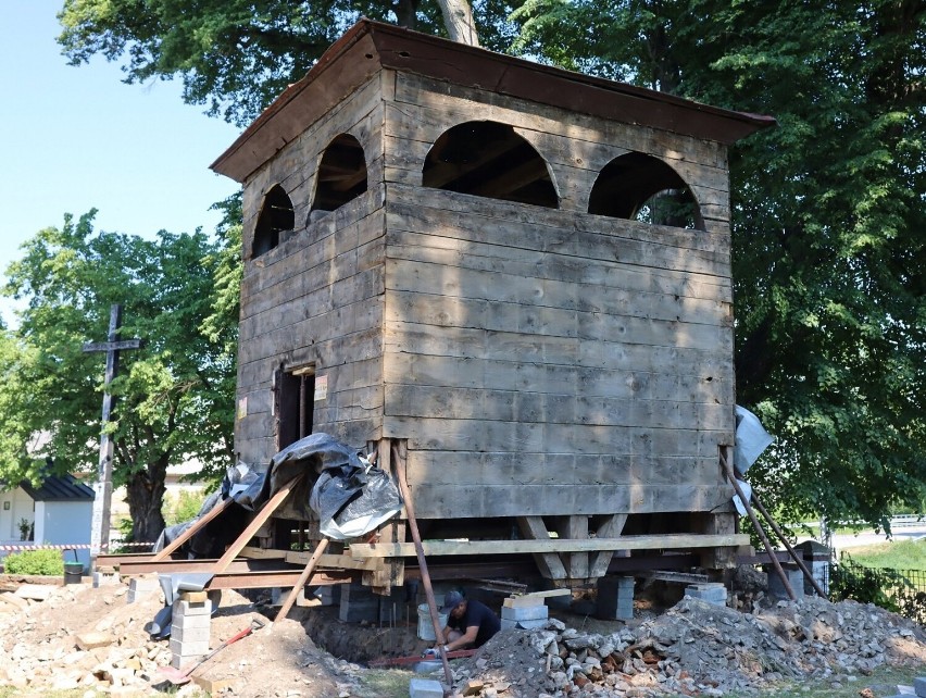 Płonka, dzwonnica kościelna – w trakcie remontu. Obiekt po rozszalowaniu i podniesieniu – przygotowany do wymiany fundamentów i podwalin, 2022 r.